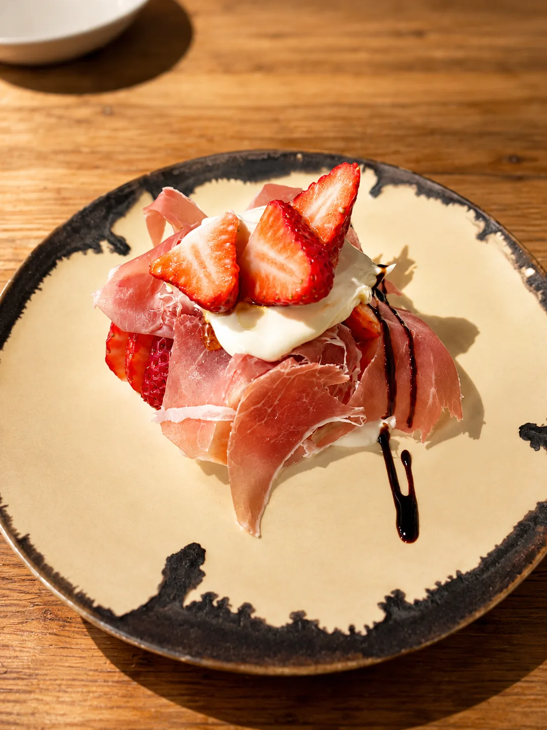 Assiette de fraises avec crème mascarpone.