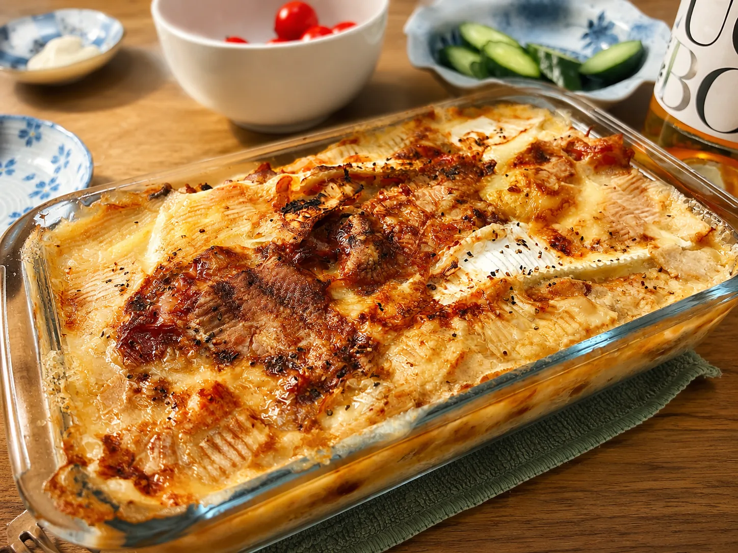 Tartiflette avec reblochon gratiné dans un grand plat.
