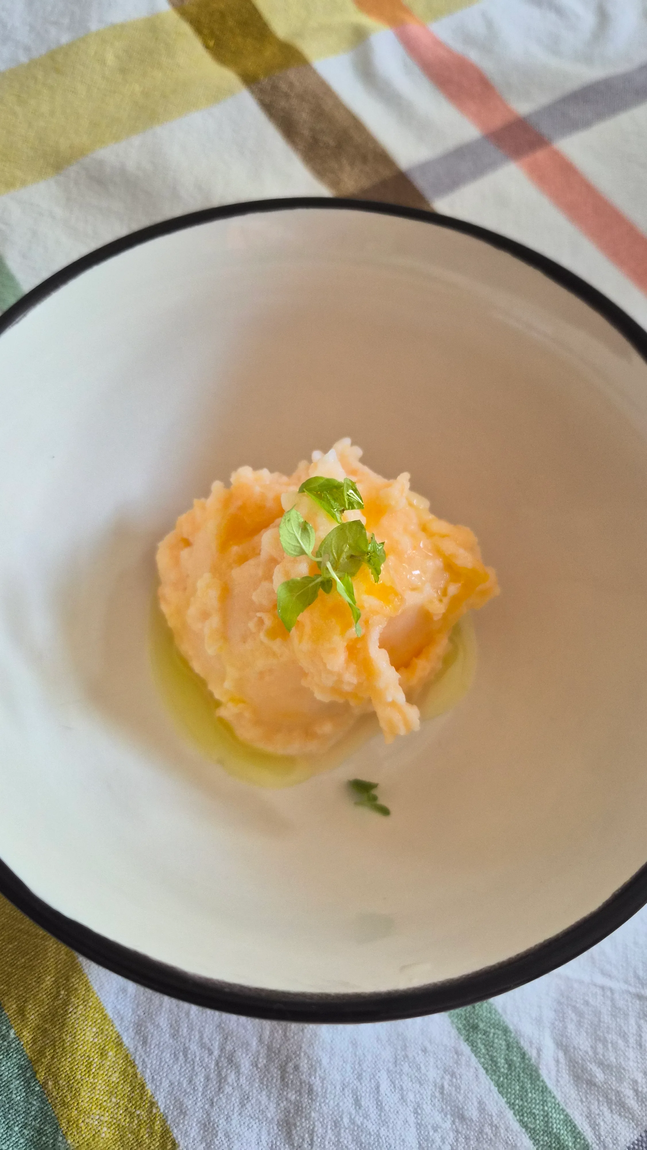 Sorbet au melon servi dans une assiette.