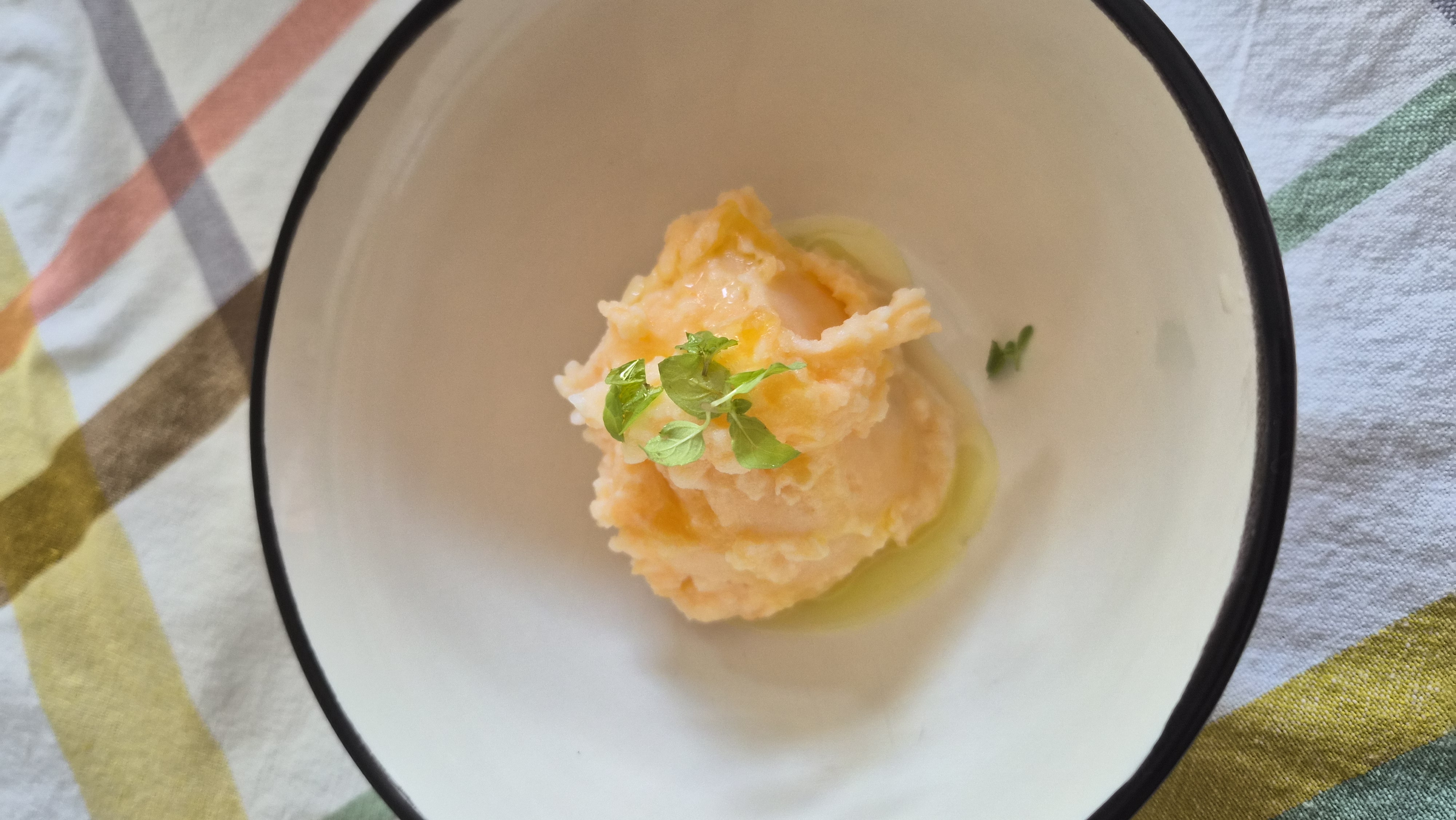 Sorbet au melon servi dans une assiette.